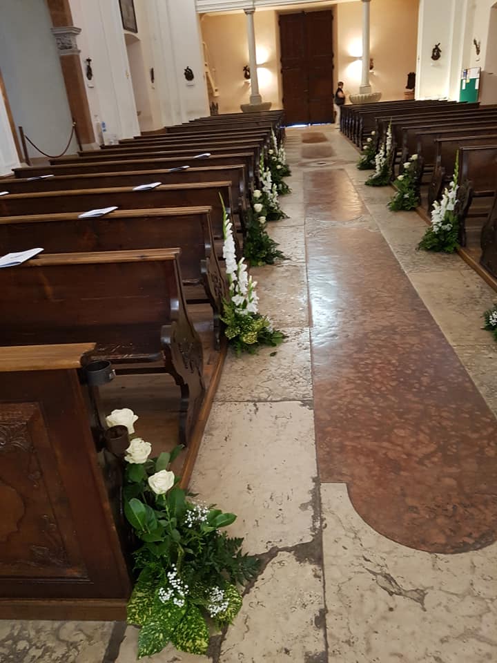 02 Allestimento Matrimonio Composizioni Banchi Rose e Gladioli Bianchi Fioreria Bruseghini Besenello Trento